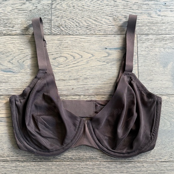 SKIMS No Show Molded Unlined Demi Bra - Picture 3 of 7